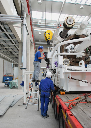 anlieferung-einer-druckgiessmaschine-nach-generalueberholung_306527_1140_1560420367.jpg