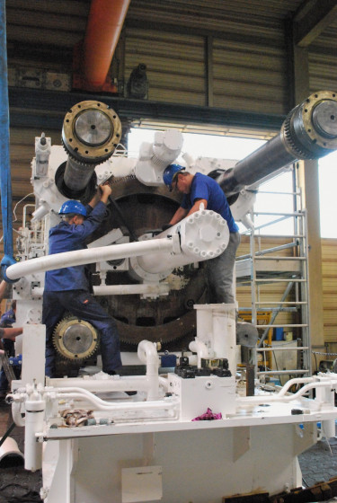 montage-der-schliesszylinder-einer-druckgiessmaschine_306812_1140_1560422654.jpg