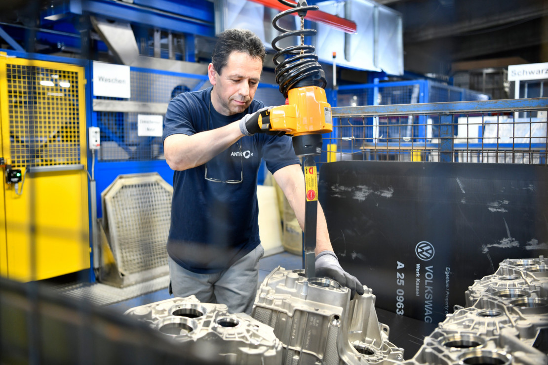 Fitting the baskets with a retrofitted lifting aid