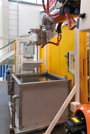 teilekuehlbecken-mit-roboterarm_308121_1140_1560418703.jpg